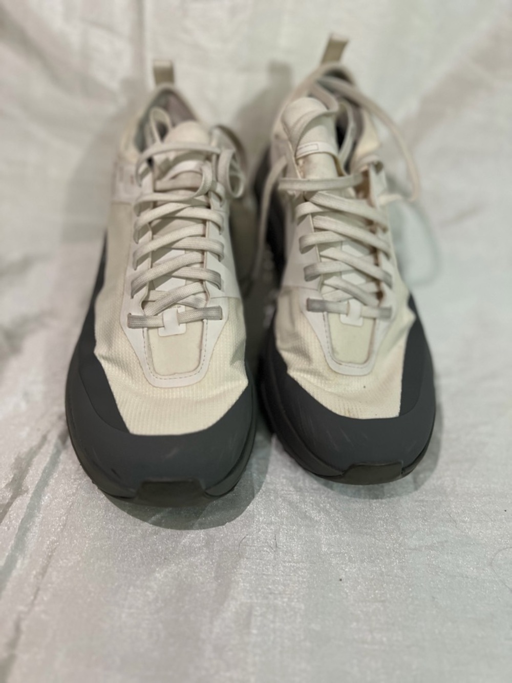 Arc’teryx Men’s Trail Shoes Sneakers White Gray Vibram Sole Size 9.5